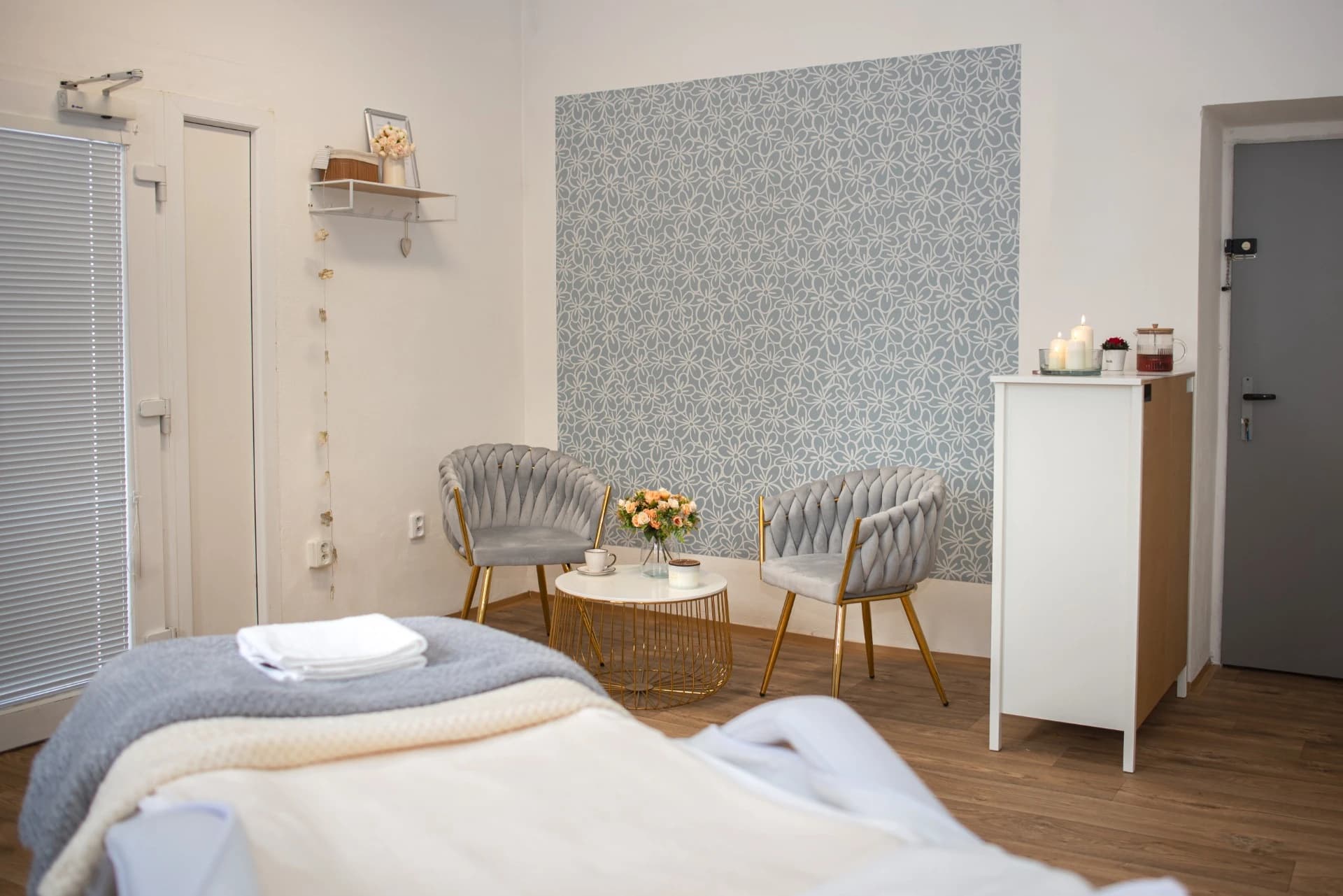 Široký pohled na lounge zónu salonu